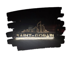 Saint-Gobain Logo geschnitzt, beleuchtet bei Nacht